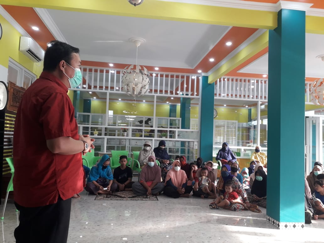 Dokter Maxi Bagikan Sembako Kepada Fakir Miskin Di Sekitar Klinik Barunya2