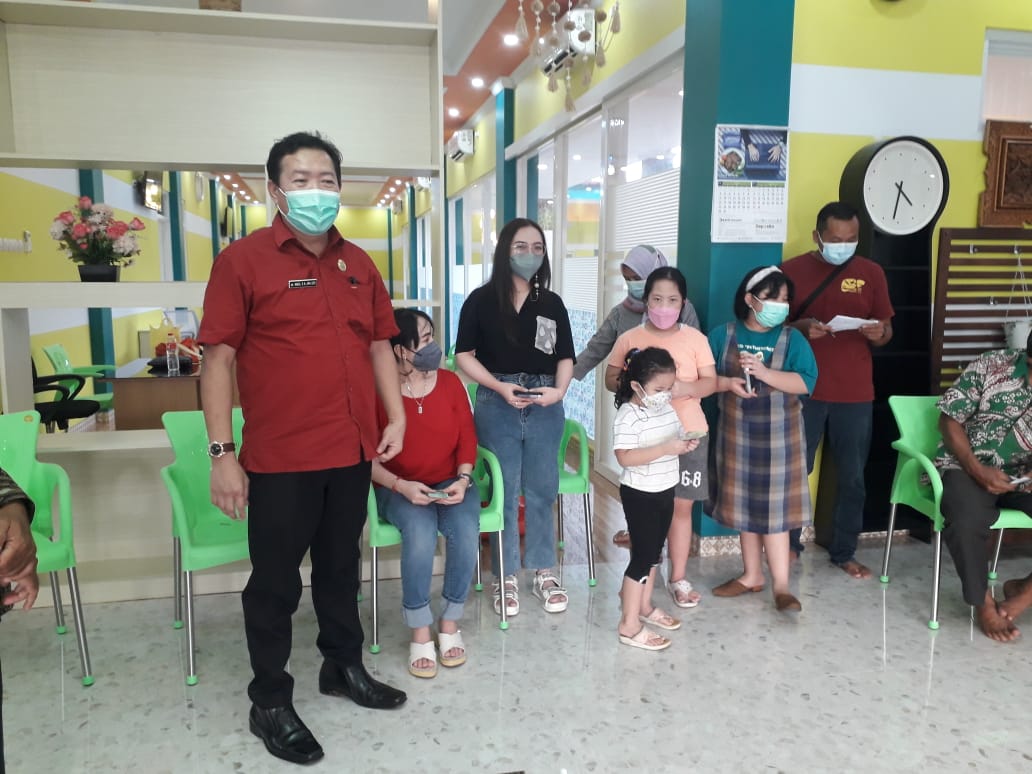 Dokter Maxi Bagikan Sembako Kepada Fakir Miskin Di Sekitar Klinik Barunya3