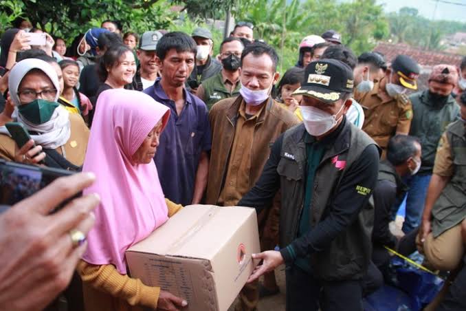 Bupati Bandung Tinjau Lokasi Longsor