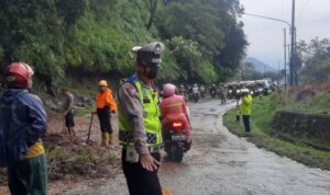 Longsor Di Kawasan Ciater Jalur Subang-Bandung