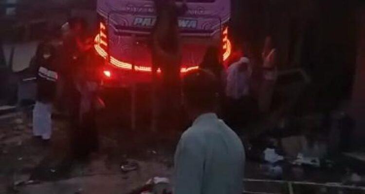 Bus Pariwisata Diduga Alami Rem Blong Hingga Nyasar Ke Rumah Warga