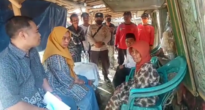 Kapolres Subang Bantu Mak Mini Yang Tinggal Di Gubuk Nyaris Roboh