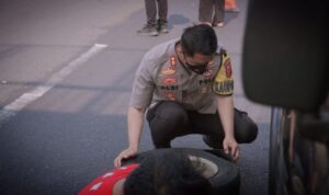 Ini Dia Polisi Yang Bantu Pemudik Alami Ban Bocor Di Tol