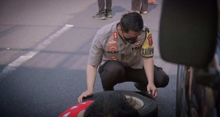 Ini Dia Polisi Yang Bantu Pemudik Alami Ban Bocor Di Tol