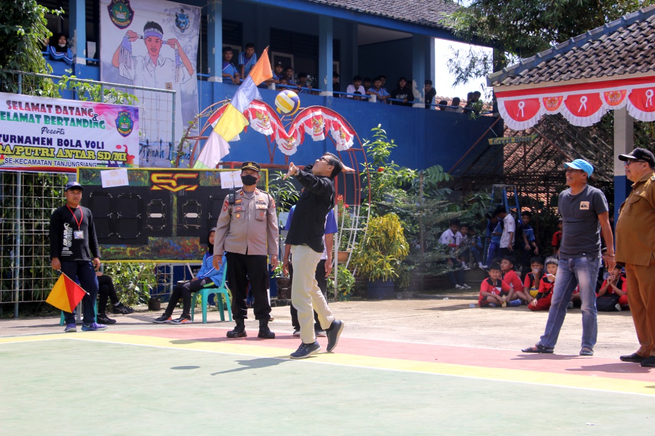 Kang Akur Buka Turnamen Bola Volly Antar SD MI Se-Kecamatan Tanjungsiang2