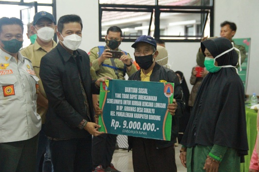 Pemkab Bandung Salurkan Bantuan Sewa Rumah Korban Longsor