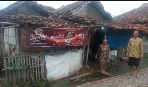 Prihatin, Nenek Rumini Tinggal Di Gubuk Nyaris Rubuh, Kades Bobos Tak Peduli2