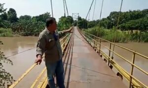 Sekjen FMP Jabar Desak Pemdes Bobos Rawat Jembatan Sungai Cipunagara Sekjen FMP Jabar Desak Pemdes Bobos Rawat Jembatan Sungai Cipunagara
