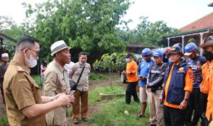 Tinjau Lokasi Korban Hujan Disertai Angin, Kang Jimat Ajak Gotong Royong1