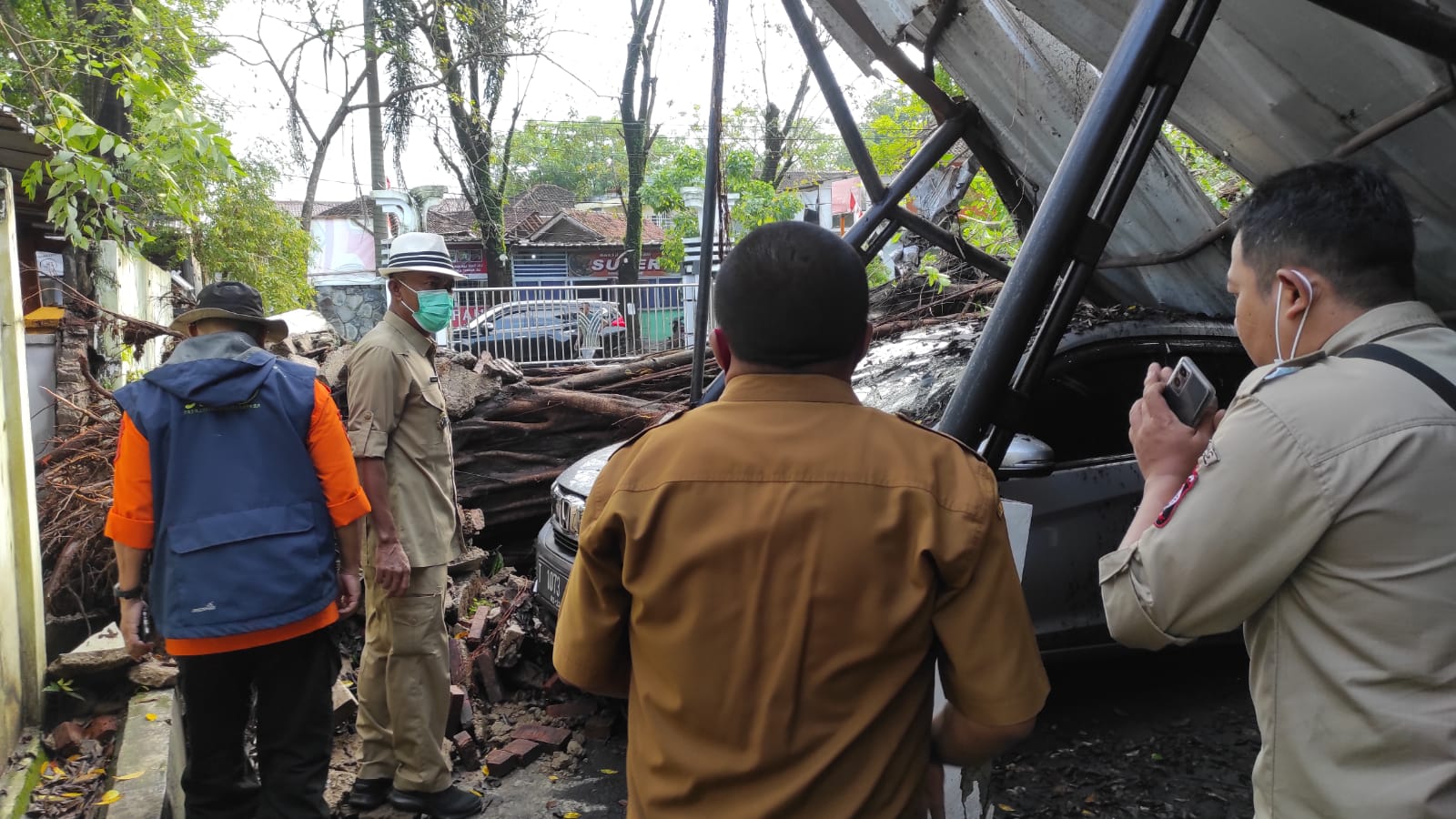 Tinjau Lokasi Korban Hujan Disertai Angin, Kang Jimat Ajak Gotong Royong2