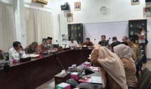 Hearing DPRD Kota Metro dengan LPM Tingkat Kelurahan se-Kota Metro Hearing DPRD Kota Metro dengan LPM Tingkat Kelurahan se-Kota Metro