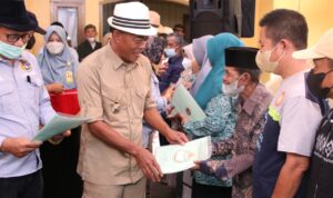 Serahkan Sertifikat PTSL & Buka Turnamen Bulu Tangkis, Kang Jimat Apresiasi Desa Cikujang1