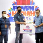 Wakil Bupati Subang Serahkan Grand Prize Pengundian Panen Hadiah Simpedes Yang di Selenggarakan BRI Cabang Subang1