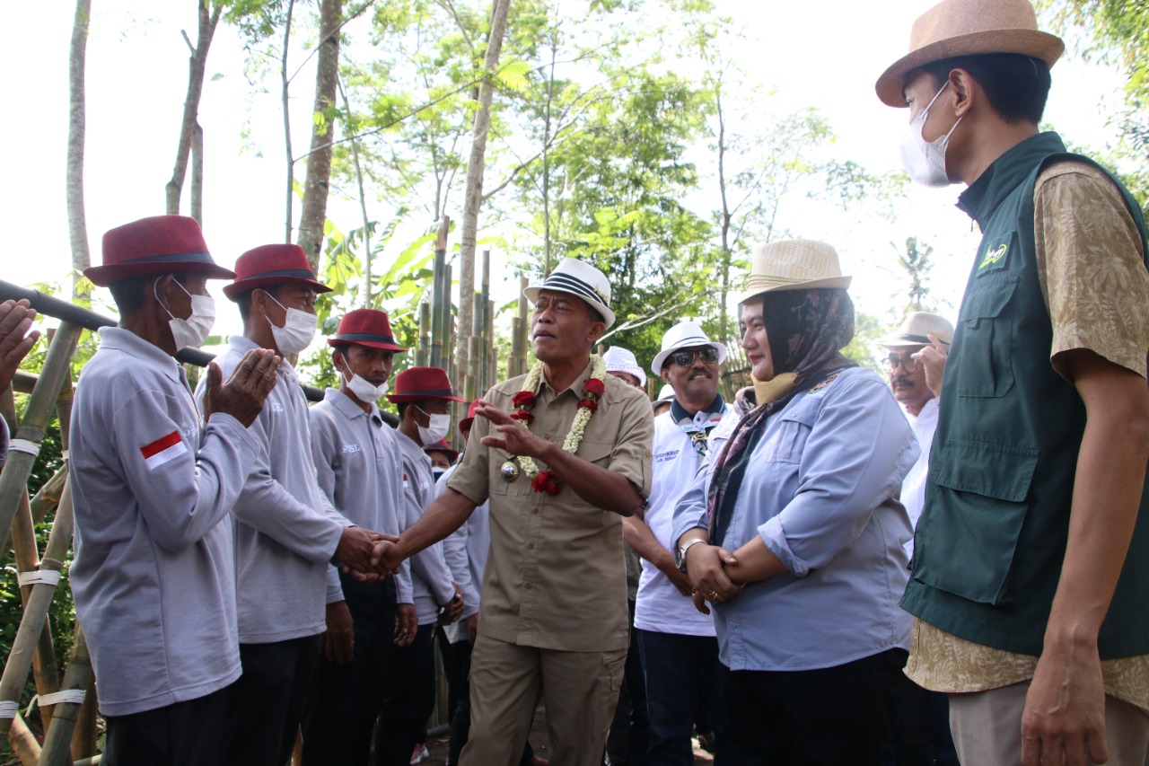 Serahkan Sertifikat PTSL & Buka Turnamen Bulu Tangkis, Kang Jimat Apresiasi Desa Cikujang3