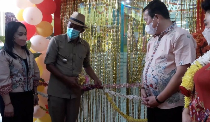 H Ruhimat Resmikan Apotek Happy Healty Farma, dr. Maxi Bagikan Bantuan Kursi Roda dan Tongkat
