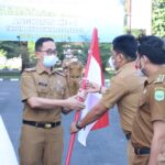 Apel Senin Pagi, Sekda Subang Serahkan Simbolis 10 Juta Bendera Merah-Putih