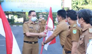 Apel Senin Pagi, Sekda Subang Serahkan Simbolis 10 Juta Bendera Merah-Putih Apel Senin Pagi, Sekda Subang Serahkan Simbolis 10 Juta Bendera Merah-Putih