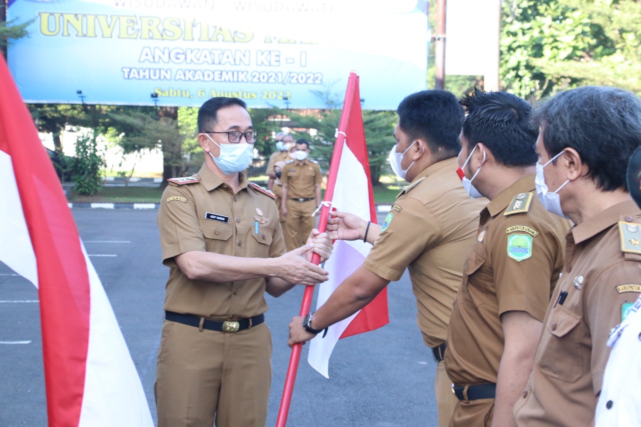 Apel Senin Pagi, Sekda Subang Serahkan Simbolis 10 Juta Bendera Merah-Putih