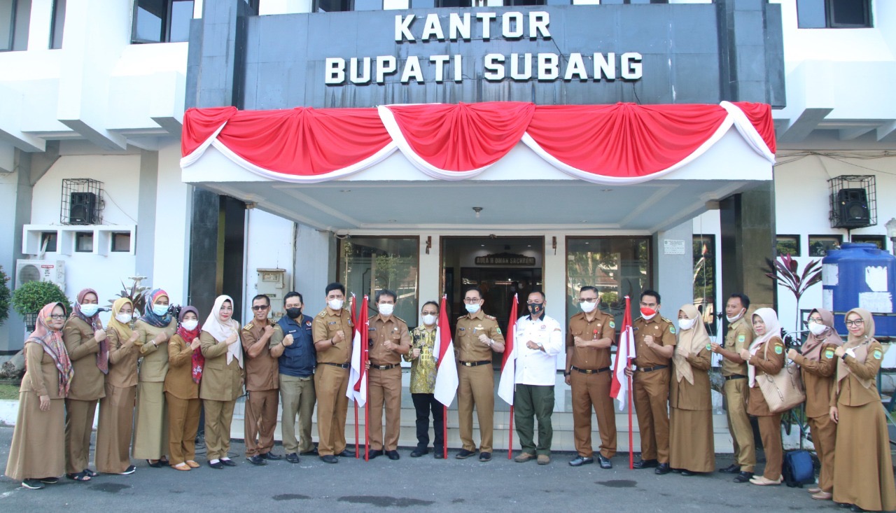 Apel Senin Pagi, Sekda Subang Serahkan Simbolis 10 Juta Bendera Merah-Putih
