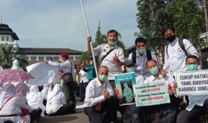 Ribuan Nakes Honorer Gelar Unras Ke Gedung Sate Ribuan Nakes Honorer Gelar Unras Ke Gedung Sate