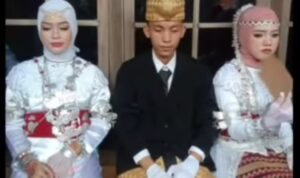 Seorang Pria Nikahi 2 Perempuan Sekaligus, Hebohkan Warganet Seorang Pria Nikahi 2 Perempuan Sekaligus, Hebohkan Warganet