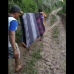 Video Viral Warga Evakusi Orang Sakit Pakai Kain Sarung, Ini Penjelasan Kades