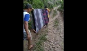 Video Viral Warga Evakusi Orang Sakit Pakai Kain Sarung, Ini Penjelasan Kades Video Viral Warga Evakusi Orang Sakit Pakai Kain Sarung, Ini Penjelasan Kades
