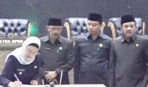 DPRD dan Bupati Indramayu Tandatangani Raperda APBD