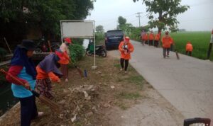 Paguyuban Emak-Emak Legonkulon Rutin Gelar Kebersihan Lingkungannya