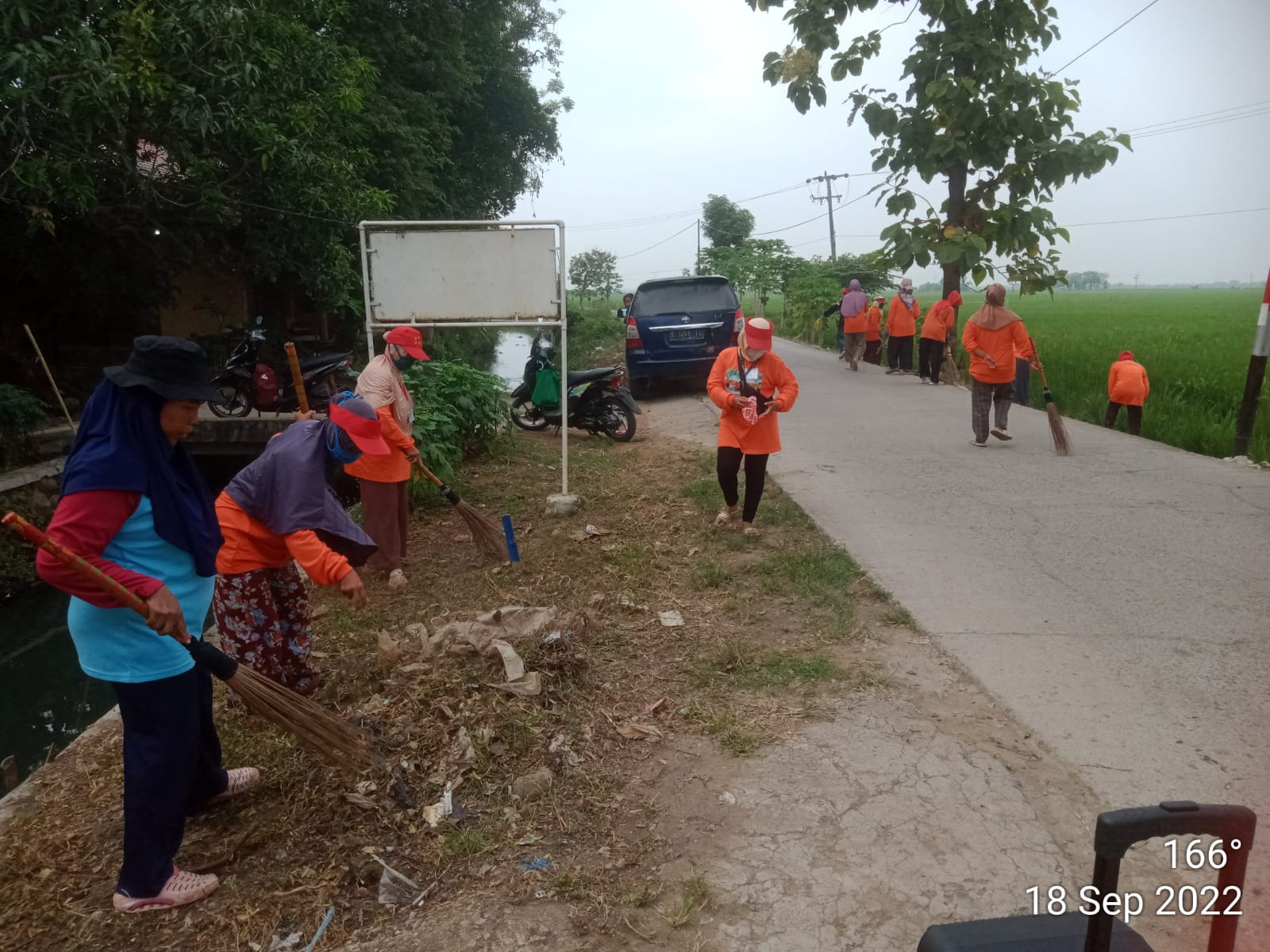 Paguyuban Emak-Emak Legonkulon Rutin Gelar Kebersihan Lingkungannya