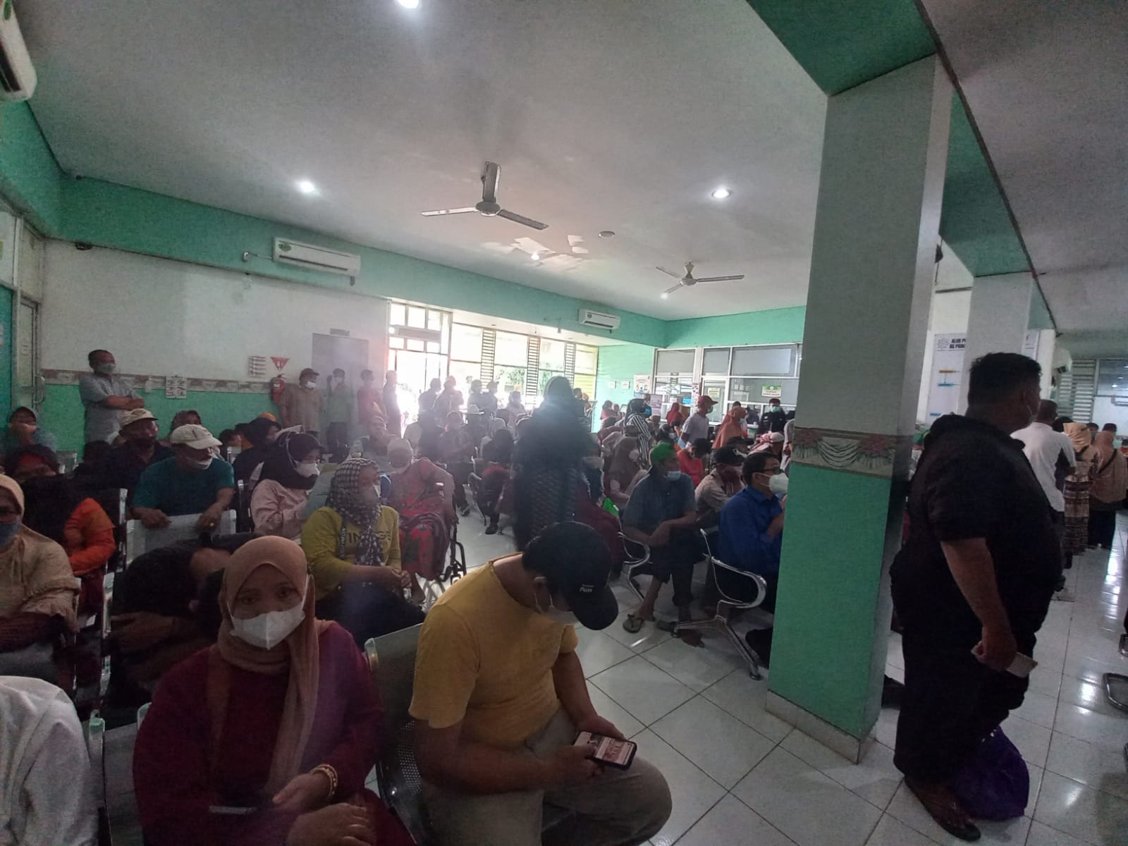 Rumah Sakit PMC Kebanjiran Pasien, Ruang Tunggu Kehabisan Tempat Duduk1