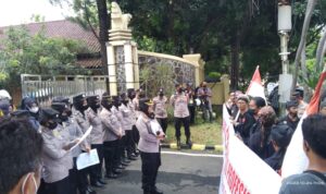 Massa Desak Polisi Tangkap Pelaku Pengeroyok Fahlevi al Mpu Massa Desak Polisi Tangkap Pelaku Pengeroyok Fahlevi al Mpu