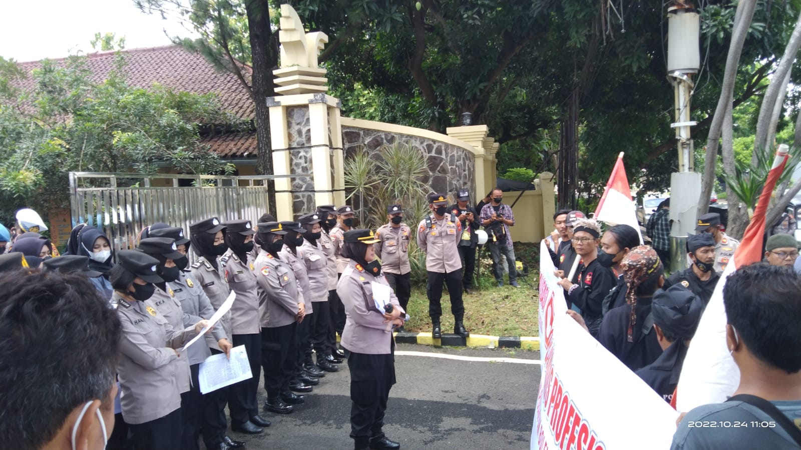 Massa Desak Polisi Tangkap Pelaku Pengeroyok Fahlevi al Mpu