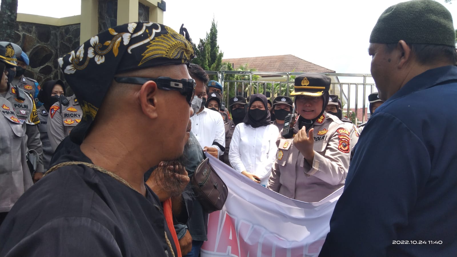 Massa Desak Polisi Tangkap Pelaku Pengeroyok Fahlevi al Mpu2
