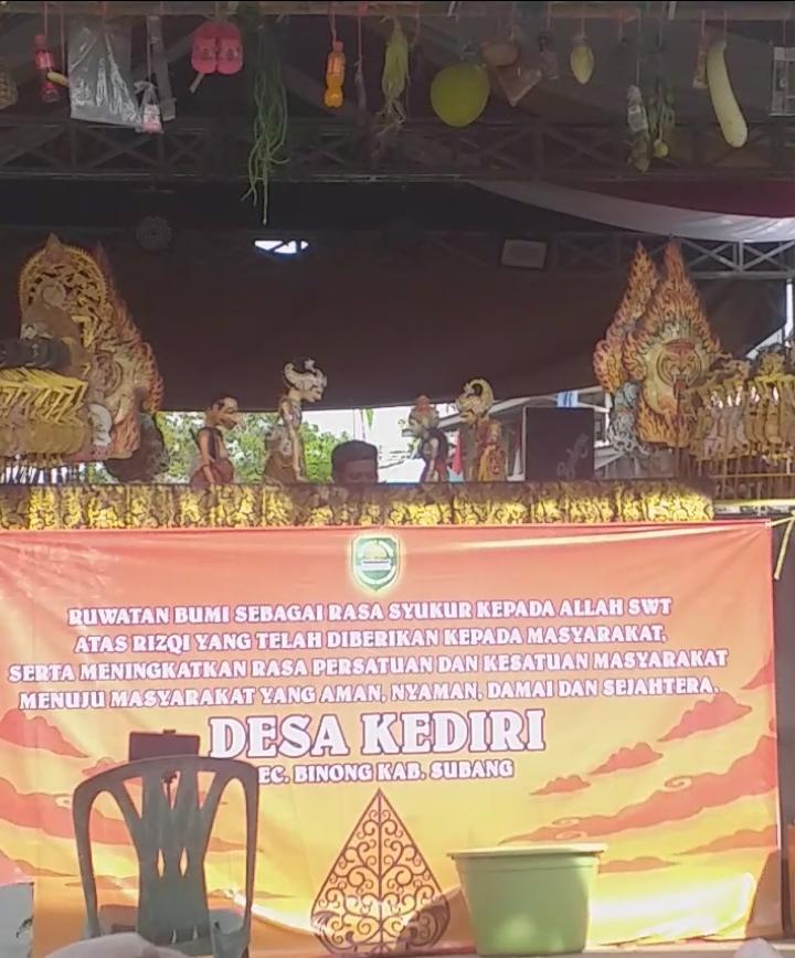 Warga Desa Kediri, Kecamatan Binong, Kabupaten Subang gelar acara ruwat bumi yang dilaksanakan, Hari Minggu 20 November 2022, di Depan halaman Kantor Desa1