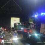 Tak Mampu Menanjak Akibatnya Sebuah Truk Kontainer Alami Kecelakaan