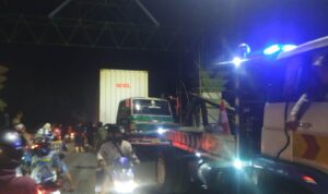 Tak Mampu Menanjak Akibatnya Sebuah Truk Kontainer Alami Kecelakaan