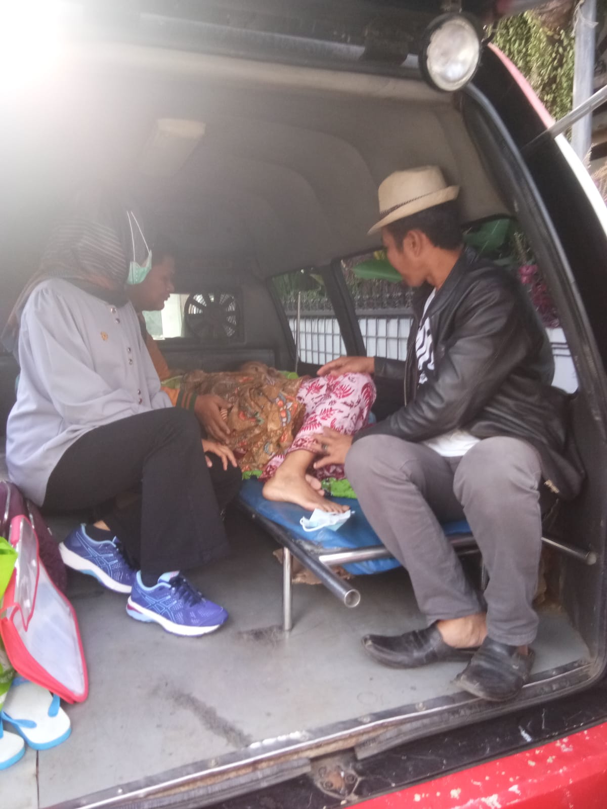 Lurah Margahayu Pagaden Barat Besuk Warganya ke Rumah Singgah Pasien Subang di Bandung