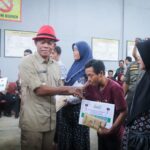 Serahkan Secara Langsung Bantuan Bagi Korban Puting Beliung, Kang Jimat Apresiasi Kekompakan Warga
