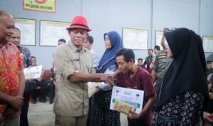 Serahkan Secara Langsung Bantuan Bagi Korban Puting Beliung, Kang Jimat Apresiasi Kekompakan Warga Serahkan Secara Langsung Bantuan Bagi Korban Puting Beliung, Kang Jimat Apresiasi Kekompakan Warga