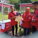 DPC PDIP Kabupaten Subang Salurkan Bantuan Berupa Gerobak Kepada 30 Pedagang Kaki Lima