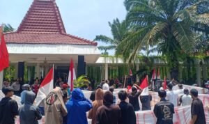 Sistem E-Katalog Berpeluang Rampok Uang Rakyat, Ratusan Massa PUSKAPTIS Geruduk Kantor DPUCKPP