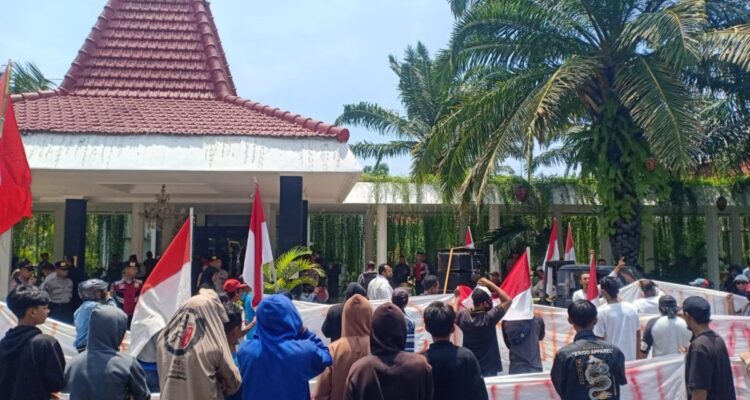 Sistem E-Katalog Berpeluang Rampok Uang Rakyat, Ratusan Massa PUSKAPTIS Geruduk Kantor DPUCKPP
