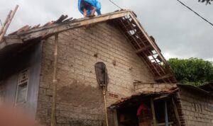 Angin Puting Beliung Terjang Rumah Warga Kp Cijuhung Hingga Rusak1