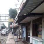 Aparatur Kelurahan Paskal Sweeping Coretan Dinding di Area Stasiun Bandung