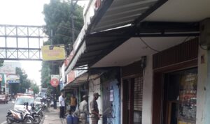 Aparatur Kelurahan Paskal Sweeping Coretan Dinding di Area Stasiun Bandung