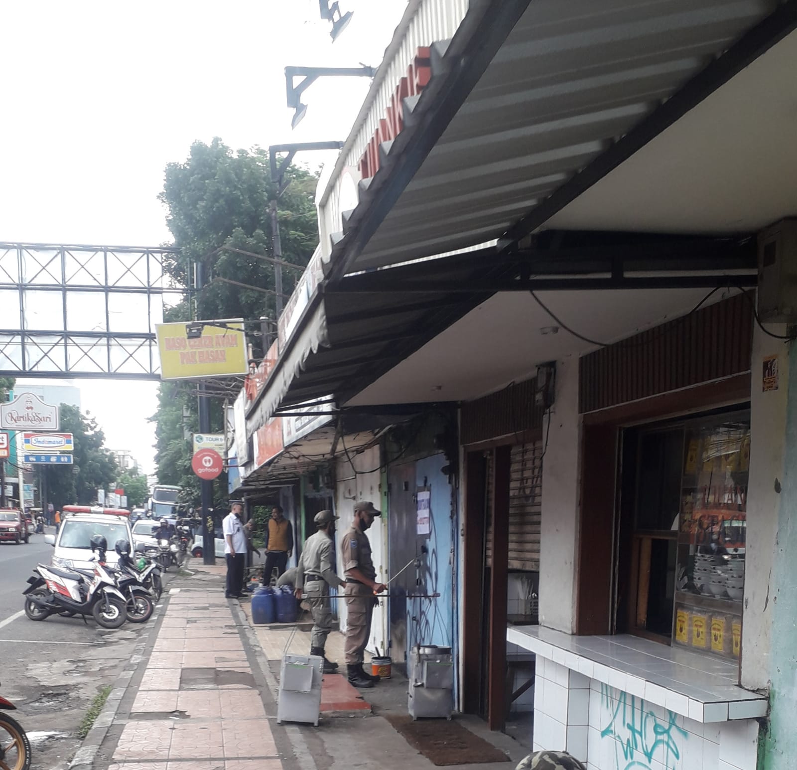 Aparatur Kelurahan Paskal Sweeping Coretan Dinding di Area Stasiun Bandung