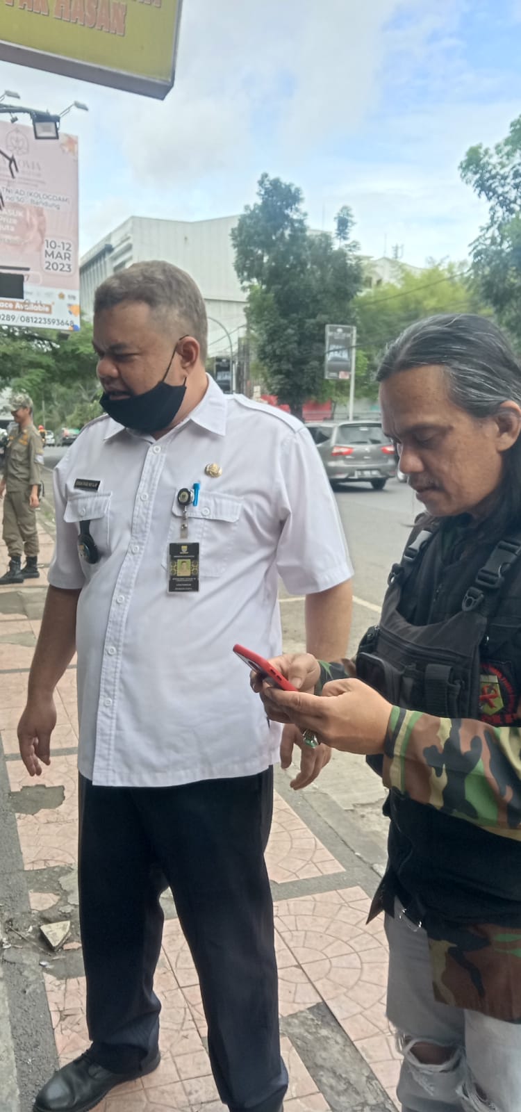 Aparatur Kelurahan Paskal Sweeping Coretan Dinding di Area Stasiun Bandung1