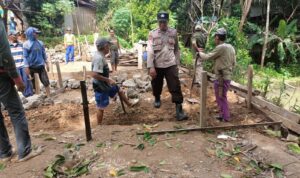 Camat Cibalong & Kades Cigaronggong Letakan Batu Pertama Program Rutilahu