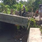 Kades Jati & Camat Cipunagara Tinjau Jembatan Yang Ambruk